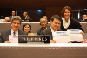 Senators Villar, Honasan and Biazon join the signature campaign to end violence